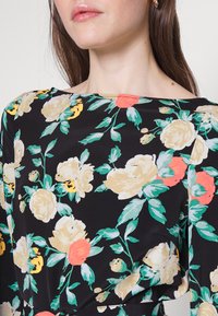 Vero Moda Tall VMNYA CATCH SMOCK SHORT DRESS - Φόρεμα ημέρας - black