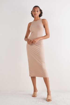 Tajtsittande ribbad midiklänning i ljusbeige med ärmlös design. Har rund halsringning och slits på sidan för rörelsefrihet.