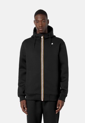 Felpa nera con zip e cappuccio regolabile, con una zip a strisce bianche e gialle e un piccolo logo sul lato sinistro del petto. Tessuto morbido.