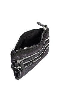 Funda de nailon negra con cremallera, que cuenta con múltiples compartimentos, y acentos de cremallera plateados, además de un sutil patrón geométrico. El forro interior es negro.