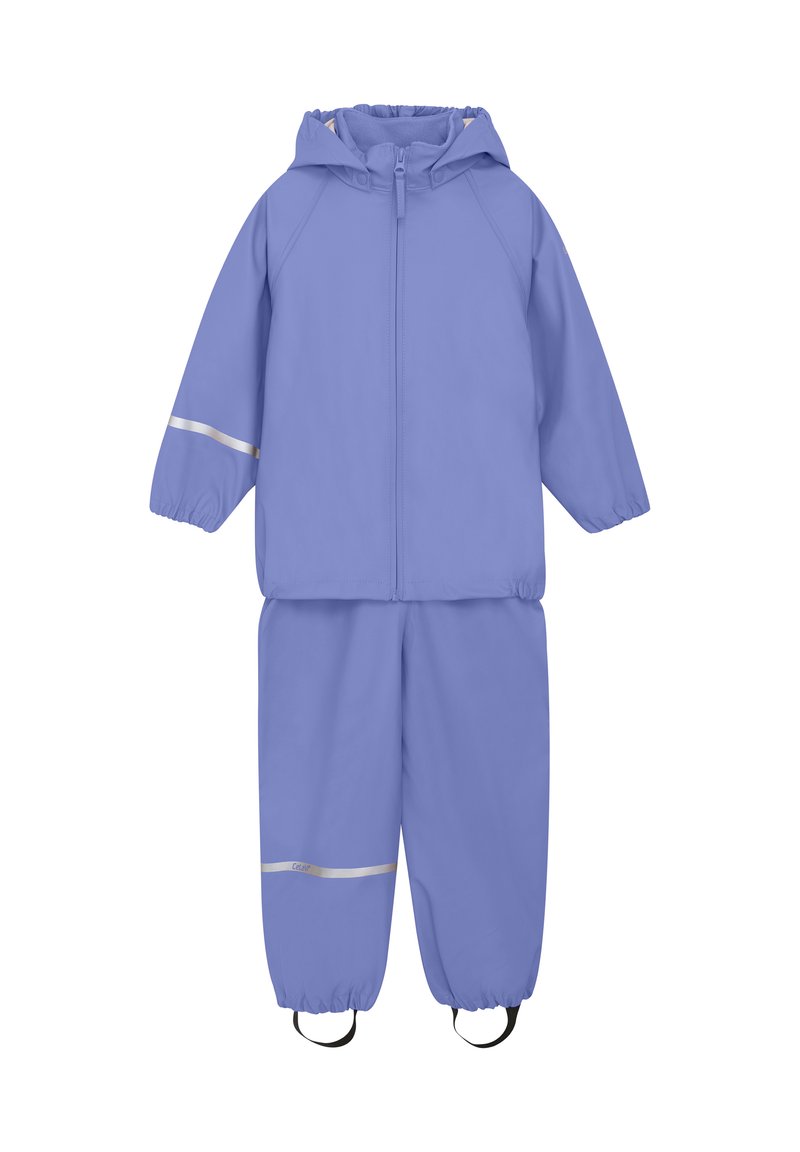 Ljuslila vattentät regnjacka med huva, elastiska ärmslut och reflexband. Byxor med hälöglor för bättre passform och stabilitet.