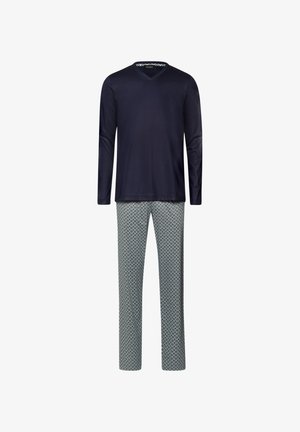 Maglietta blu navy a maniche lunghe con scollo a V, abbinata a pantaloni chiari con un motivo geometrico. Il tessuto appare liscio e morbido.