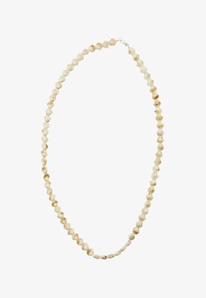 Collier composé de petites coquilles Saint-Jacques brun clair enfilées très serrées avec un fermoir en argent sur fond blanc.