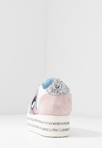Glittriga plattformsneakers med en rosa mockahil, vit kropp och dekorativt ögatumgän. Silverdetaljer och texturerade inslag förbättrar designen.
