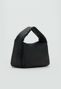 Sac à main tissé noir avec une forme structurée et une courte poigne. Présente une surface texturée et un détail de couture contrastant.