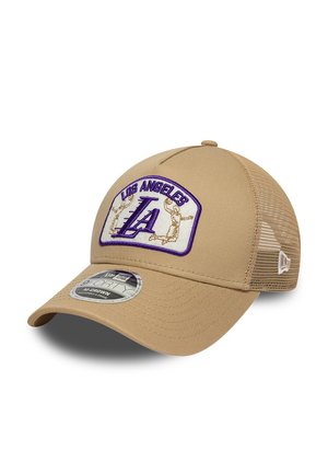 Gorra trucker beige con parte trasera de malla, que presenta un parche de Los Ángeles con letras "LA" en púrpura y siluetas de jugadores de baloncesto.