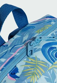 Bolsa azul con cremallera que presenta un estampado tropical con acentos verdes y rosas. Tejido texturizado, con un robusto herraje de cremallera azul y una correa de transporte.