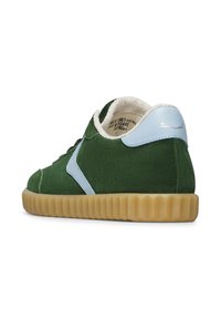 Sneaker verde in suede con dettagli in pelle blu chiaro, suola in gomma testurizzata e forma arrotondata. L'interno è morbido con istruzioni per la cura stampate.