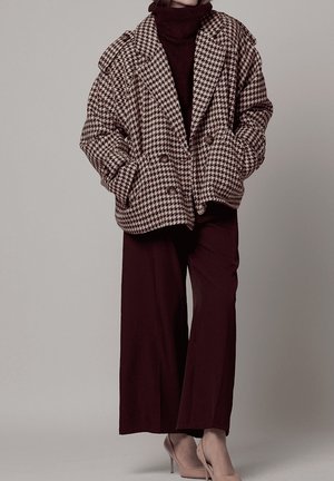 PATA DE GALLO CON SOLAPA AMPLIA Y BOTONES - Chaqueta de entretiempo - granate