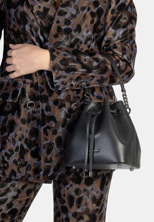 Borsa a secchiello in pelle nera con texture liscia, chiusura con coulisse e manico a catena; impreziosita da finiture in argento e piedini protettivi.