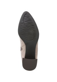 Semelle de chaussure en suède beige avec un bout effilé et un fond en caoutchouc noir texturé avec un motif en vagues et un indicateur de taille réduit.