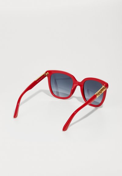 Ochelari de soare din plastic roșu cu lentile gri întunecate, design cu ramă pătrată și accente aurii pe tâmplă. Textură netedă.