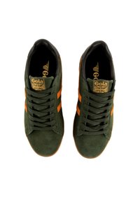 Sneaker in suede verde con strisce arancioni, punta tonda e colletto imbottito alla caviglia. Presenta una suola testurizzata e il logo Gola sulla linguetta.