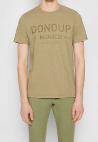 Olivgrön bomullströja med rund halsringning och texten "DONDUP MCMXCIX" tryckt i mörkare olivgrönt. Korta ärmar, avslappnad passform.