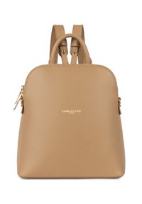Sac à dos en cuir texturé marron clair avec des poignées supérieures doubles et des bretelles réglables. Accents en or sur le logo à l'avant.