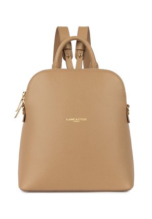 Zaino in pelle texturizzata color marrone chiaro con doppi manici superiori e spallacci regolabili. Accento del logo dorato sul fronte.