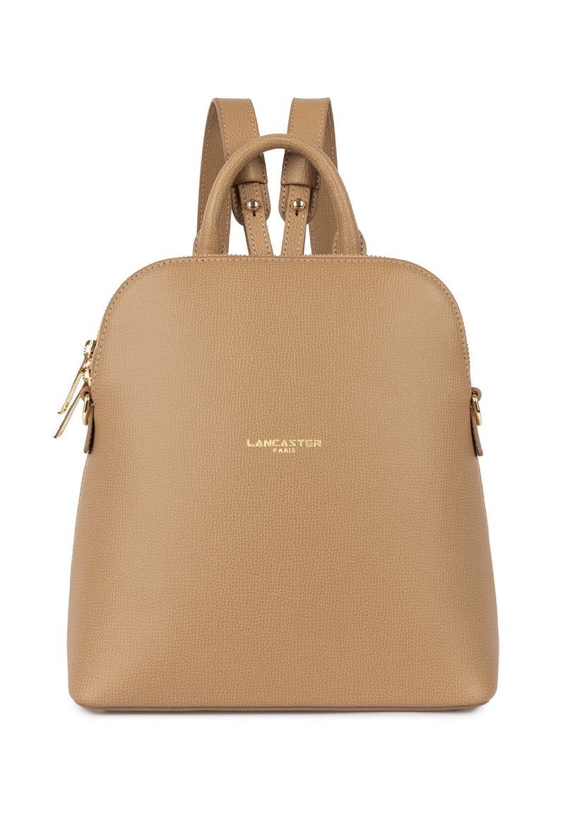 Sac à dos en cuir texturé marron clair avec des poignées supérieures doubles et des bretelles réglables. Accents en or sur le logo à l'avant.