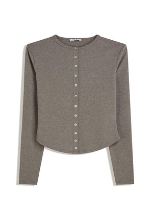 Cárdigan de manga larga en color topo con escote redondo y una hilera frontal de pequeños botones blancos, dobladillo ligeramente curvado.