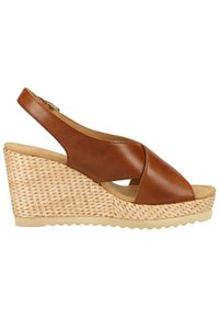 Sandale en cuir marron à semelle compensée avec des brides entrecroisées, boucle à l'arrière, semelle intérieure rembourrée et talon plateforme à texture tissée.