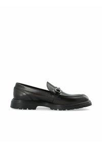 Mocasín de cuero negro con punta redondeada, un hebilla metálica decorativa y una suela gruesa de goma con un patrón de agarre texturizado.