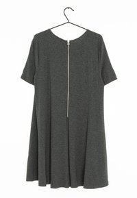 Vestido corto de manga corta en gris oscuro, hecho de una tela suave, con un escote redondeado y una cremallera visible en la parte posterior, de silueta acampanada.