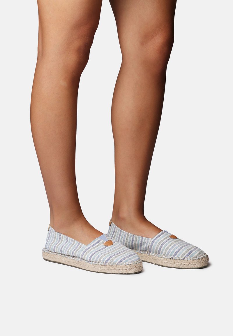 Pruhované espadrilky s modro-bílým plátěným svrškem, podrážkou z jutového provazu a výřezy pro lepší prodyšnost.