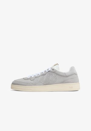 Baskets basses en suède gris avec lacets blancs, détails perforés sur les côtés et semelle en caoutchouc beige sur fond blanc.