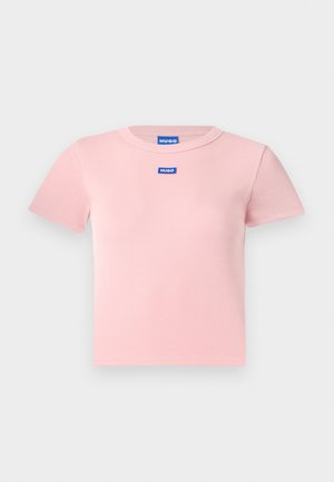 Lichtroze geribd T-shirt van katoen, met een ronde hals en korte mouwen, voorzien van een blauwe "HUGO"-logo in het midden van de borst.