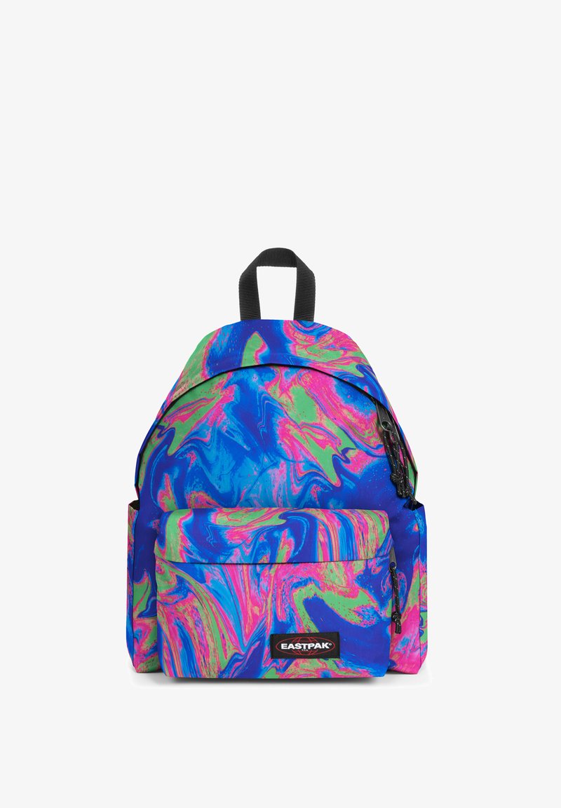 Sac à dos coloré avec un motif tourbillonnant bleu, rose et vert. Comprend une poche avant, des accents noirs et une poignée supérieure pour le transporter.