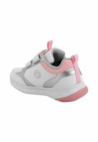 Sneaker bianco con dettagli rosa, particolari in argento e suola testurizzata. Presenta una fascia in velcro e un tirante sul retro.