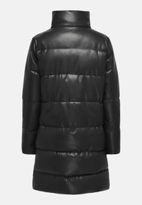 Zwarte, gewatteerde pufferjas gemaakt van soepel faux leer met een hoge kraag en lange mouwen, voorzien van horizontale stiksels.
