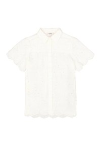 Blusa blanca de manga corta con dobladillo en forma de ondas, patrón floral bordado y cierre de botones en la parte delantera. Tejido ligero y texturizado con sutiles adornos.