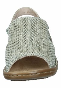 Vävd textilsandal i ljusbeige, öppen tå-design, med en slät lädersula och en flexibel brun gummisula.