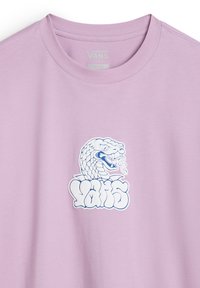 T-shirt Vans violet clair avec un graphisme détaillé d'une tête de serpent blanche et bleue et un logo Vans stylisé sur la poitrine.