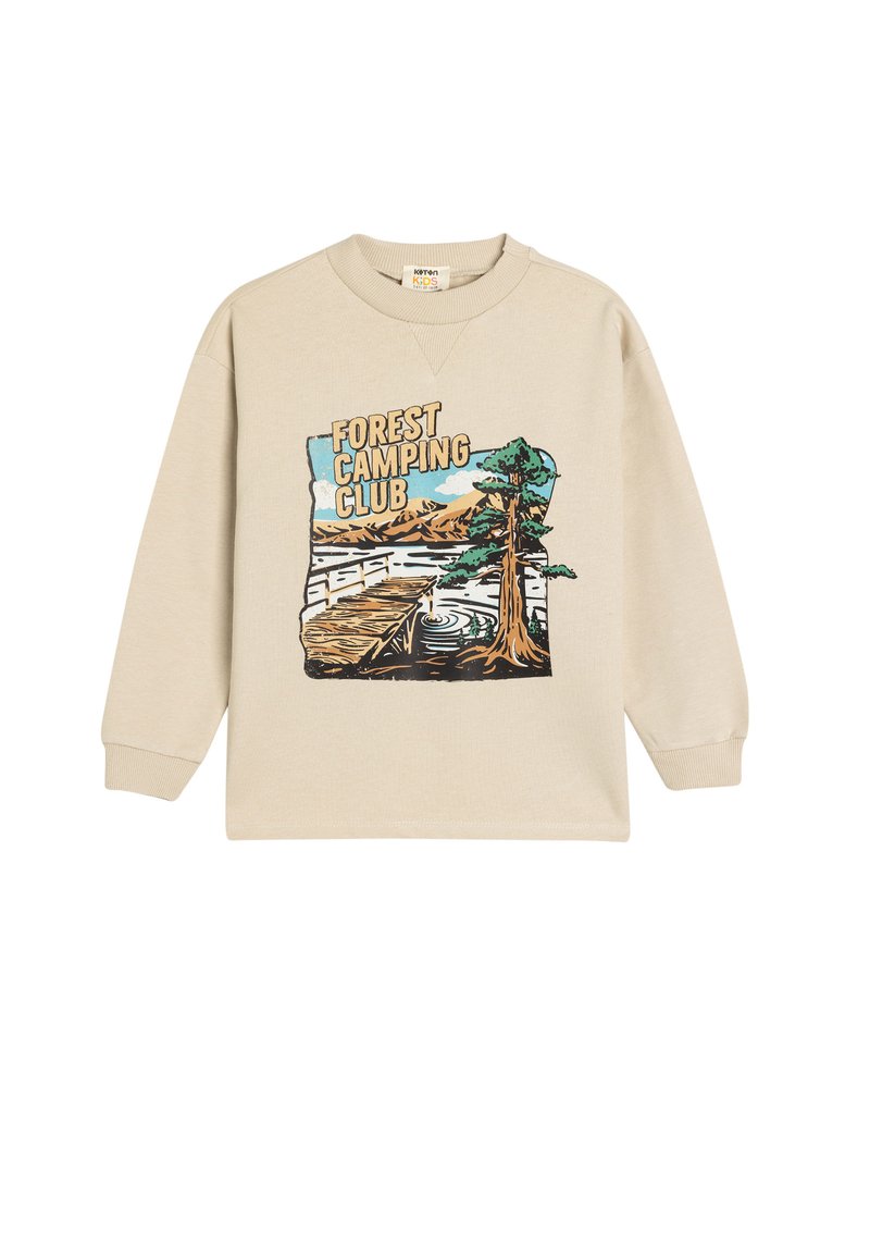 Sudadera beige de manga larga con un gráfico de un árbol, montañas y un lago. Texto: "CLUB DE CAMPING EN EL BOSQUE" en letras en negrita.