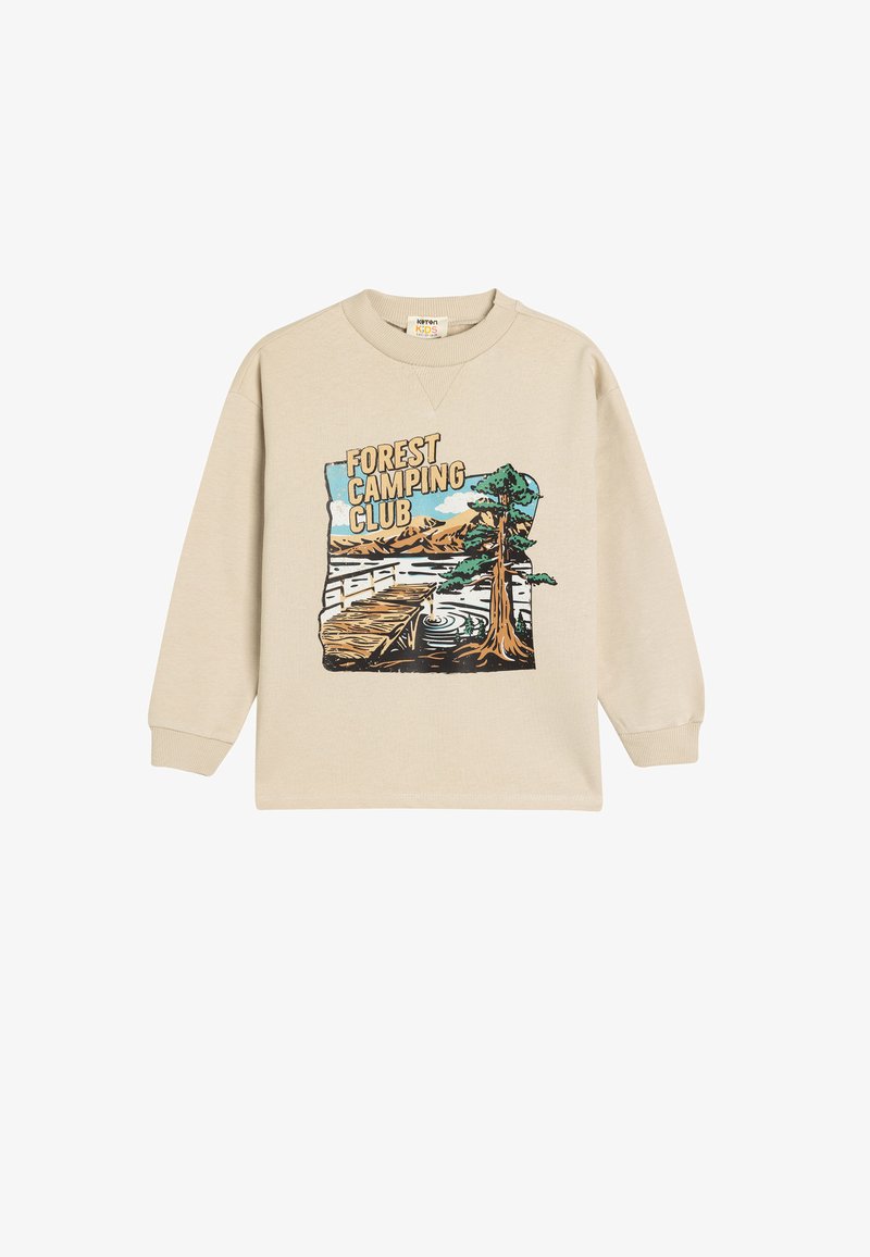 Sudadera beige de manga larga con un gráfico de un árbol, montañas y un lago. Texto: "CLUB DE CAMPING EN EL BOSQUE" en letras en negrita.