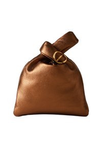 Borsa a tracolla in pelle bronzo con corpo arrotondato, manico superiore annodato e un accento circolare dorato sulla chiusura, con una texture liscia.