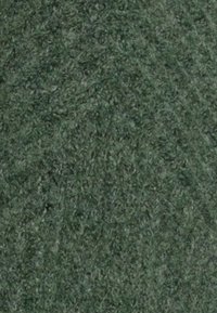 Zielona, teksturowana tkanina o miękkiej, puszystej powierzchni, z jednolitym wzorem. Odpowiednia do tapicerki lub zastosowań tekstylnych.