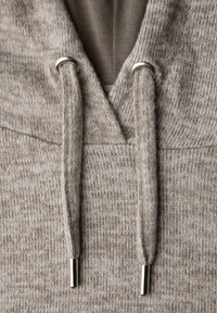 Brązowa dzianinowa bluza z kapturem z dekoltem w serek, wyposażona w srebrne oczka i sznurki. Tekstura jest miękka z delikatnym wzorem.