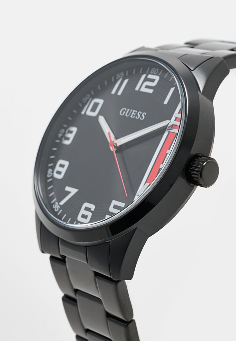 Reloj de pulsera de metal negro con esfera redonda, marcadores de números grandes en blanco, acentos contrastantes en rojo y correa texturizada.