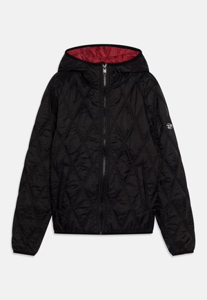 Chaqueta acolchada negra con capucha, forro interior rojo, cremallera frontal y puños elásticos. Patrón decorativo de diamantes en el exterior.
