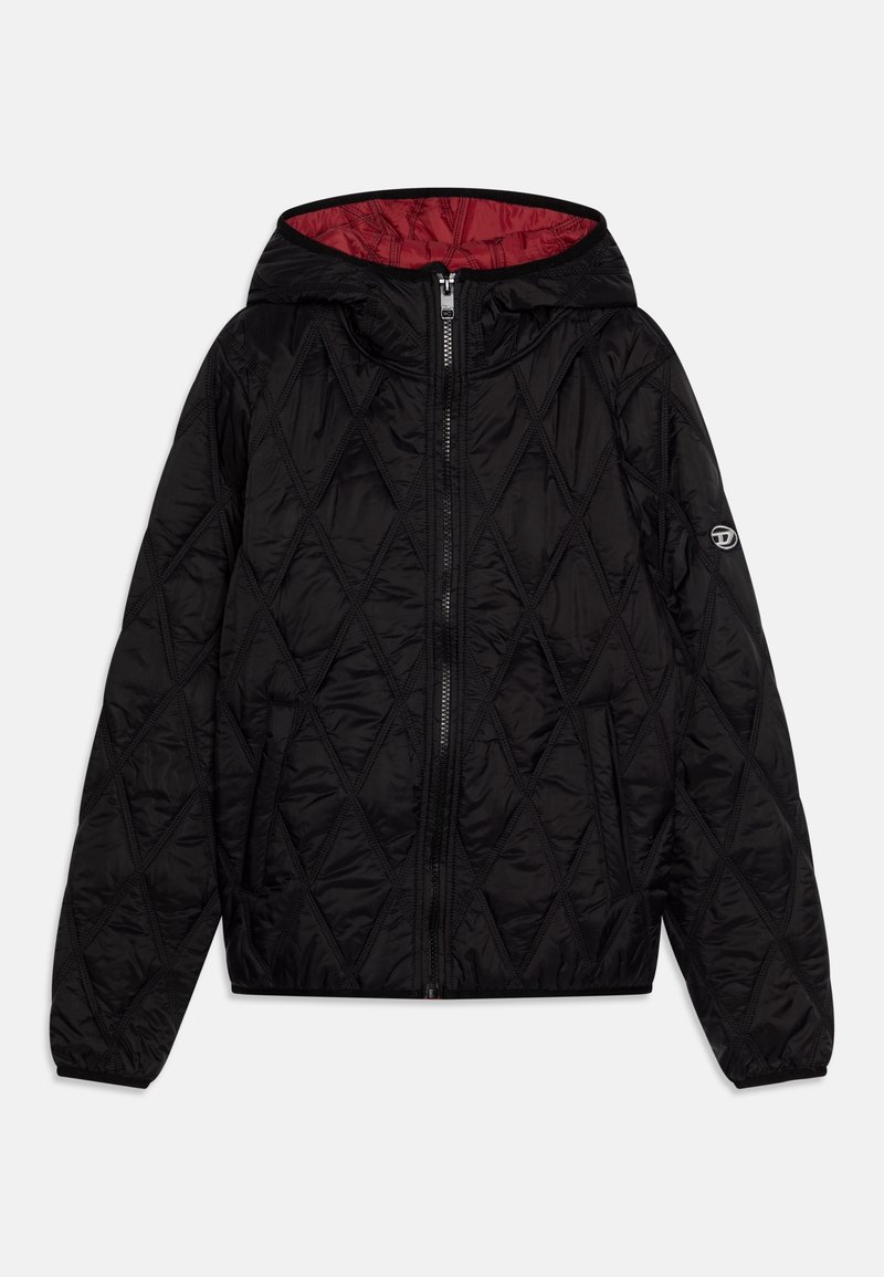 Veste noire matelassée avec une capuche, dotée d'une doublure intérieure rouge, d'une fermeture éclair frontale et de poignets élastiques. Motif décoratif en losanges à l'extérieur.