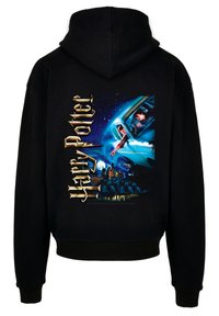 Fekete kapucnis pulóver, amelynek grafikáján egy repülő autó, a Roxfort és az arany betűkkel írt "Harry Potter" felirat található.