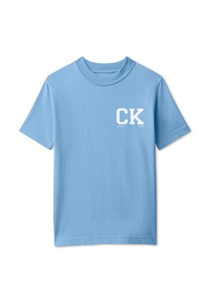 Jasnoniebieska koszulka z krótkim rękawem i okrągłym dekoltem, z białymi literami "CK" oraz małym napisem "Calvin Klein Est. 1968" na lewej piersi.