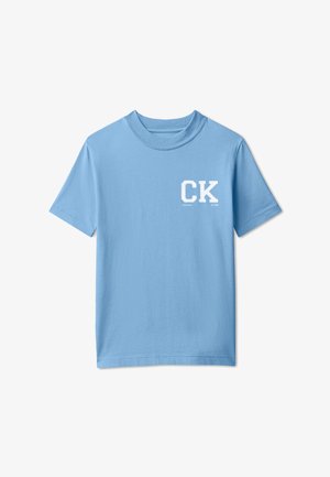 T-shirt celeste a maniche corte con scollo a girocollo, con lettere bianche "CK" e piccolo testo "Calvin Klein Est. 1968" sul petto a sinistra.