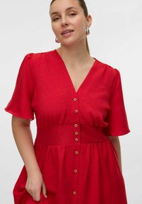 Vero Moda Curve VMCMELANEY MIDI - Marškininė suknelė - salsa
