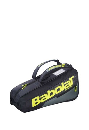 Borsa sportiva Babolat nera con logo giallo, doppi manici e scomparti con cerniera, progettata per trasportare attrezzatura da tennis o badminton.