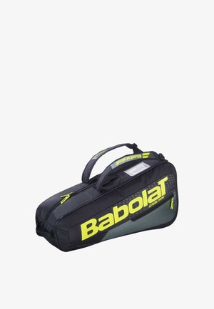 Borsa sportiva Babolat nera con logo giallo, doppi manici e scomparti con cerniera, progettata per trasportare attrezzatura da tennis o badminton.