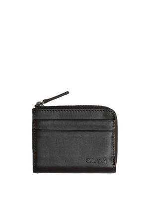 Portefeuille en cuir noir avec fermeture éclair, deux emplacements pour cartes sur le devant, et nom de la marque embossé en bas à droite.