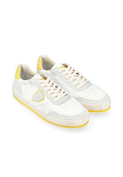 Sneaker bianche e grigie chiare con accenti gialli, dotate di una tomaia in pelle liscia, punta perforata e lacci piatti.